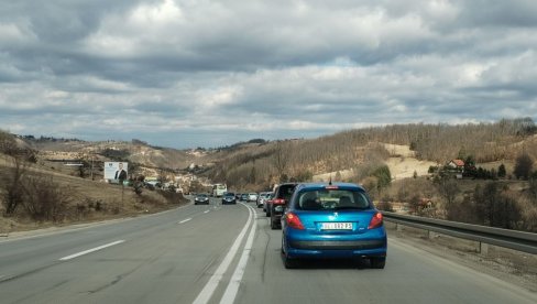 GUŽVE NA PUTU: Na naplatnoj rampi u Pakovraću čeka se po par sati GUŽVE NA PUTU: Na naplatnoj rampi u Pakovraću čeka se po par sati