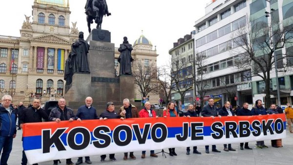 ОСУДИЛИ ОТИМАЊЕ КИМ: Протест Срба и Чеха у Прагу због Косова и Метохије ОСУДИЛИ ОТИМАЊЕ КИМ: Протест Срба и Чеха у Прагу због Косова и Метохије