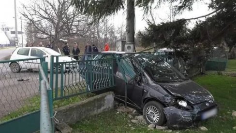 AUTOM SE ZAKUCAO U OGRADU: Saobraćajna nesreća kod Obrenovca (FOTO) AUTOM SE ZAKUCAO U OGRADU: Saobraćajna nesreća kod Obrenovca (FOTO)