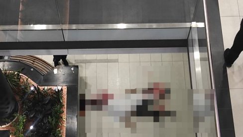 OSTAVIO JE CRNU JAKNU I BACIO SE: Uznemirujuće slike sa mesta tragedije u Beogradu - čovek se ubio u tržnom centru (FOTO) OSTAVIO JE CRNU JAKNU I BACIO SE: Uznemirujuće slike sa mesta tragedije u Beogradu - čovek se ubio u tržnom centru (FOTO)