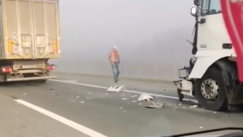 DELOVI ŠLEPERA RASUTI PO PUTU, SAOBRAĆAJ U KOLAPSU: Težak sudar kod Šimanovaca (VIDEO) DELOVI ŠLEPERA RASUTI PO PUTU, SAOBRAĆAJ U KOLAPSU: Težak sudar kod Šimanovaca (VIDEO)
