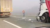 DELOVI ŠLEPERA RASUTI PO PUTU, SAOBRAĆAJ U KOLAPSU: Težak sudar kod Šimanovaca (VIDEO) DELOVI ŠLEPERA RASUTI PO PUTU, SAOBRAĆAJ U KOLAPSU: Težak sudar kod Šimanovaca (VIDEO)