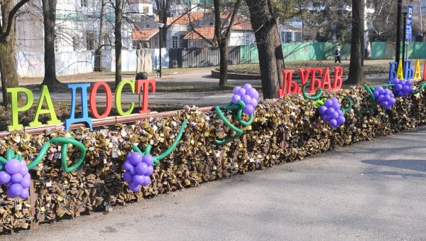 ПРАВЕ БИСТУ ДЕСАНКЕ МАКСИМОВИЋ: Са моста љубави у Врњачкој плански се уклања одређени број катанаца (ФОТО) ПРАВЕ БИСТУ ДЕСАНКЕ МАКСИМОВИЋ: Са моста љубави у Врњачкој плански се уклања одређени број катанаца (ФОТО)