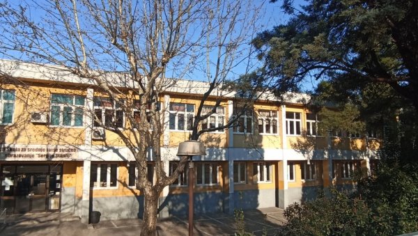 НИЈЕ ЗВОНИЛО ЗА ПОЧЕТАК НАСТАВЕ: Просветари почели штрајк, преговори владе и Синдиката настављају се у среду НИЈЕ ЗВОНИЛО ЗА ПОЧЕТАК НАСТАВЕ: Просветари почели штрајк, преговори владе и Синдиката настављају се у среду