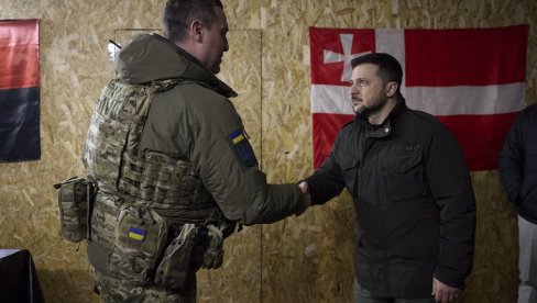 ZELENSKI POSETIO SNAGE NA SEVEROISTOKU FRONTA: Uručio priznanja vojnicima ZELENSKI POSETIO SNAGE NA SEVEROISTOKU FRONTA: Uručio priznanja vojnicima