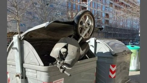 MOTOR ZAVRŠIO U KONTEJNERU: Nesvakidašnja scena u Bulevaru kralja Aleksandra MOTOR ZAVRŠIO U KONTEJNERU: Nesvakidašnja scena u Bulevaru kralja Aleksandra