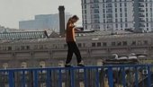 ШОКАНТАН СНИМАК СА БРАНКОВОГ МОСТА: Младић шета оградом, испод њега провалија (ВИДЕО) ШОКАНТАН СНИМАК СА БРАНКОВОГ МОСТА: Младић шета оградом, испод њега провалија (ВИДЕО)