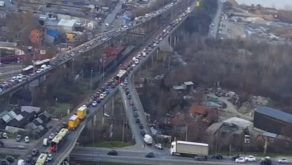 КОЛАПС НА ПАНЧЕВАЧКОМ МОСТУ: Ланчани судар изазвао општу пометњу, створиле се велике гужве КОЛАПС НА ПАНЧЕВАЧКОМ МОСТУ: Ланчани судар изазвао општу пометњу, створиле се велике гужве
