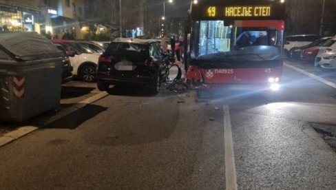 VOZAČ ZASPAO ZA VOLANOM? Saobraćajna nesreća na Voždovcu, autobus naleteo na automobile (FOTO) VOZAČ ZASPAO ZA VOLANOM? Saobraćajna nesreća na Voždovcu, autobus naleteo na automobile (FOTO)