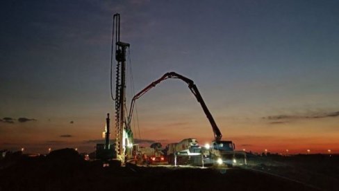 USKORO VIDLJIVE PRVE KONTURE HALE: Na gradilištu u Surčinu, gde niče Ekspo, dnevno radi do 1.000 radnika USKORO VIDLJIVE PRVE KONTURE HALE: Na gradilištu u Surčinu, gde niče Ekspo, dnevno radi do 1.000 radnika