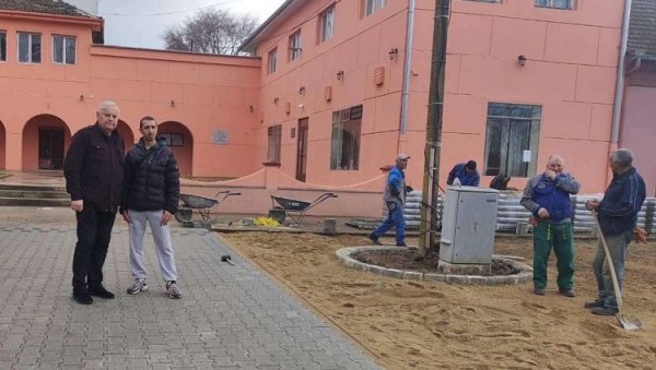 НОВИ ИЗГЛЕД ЦЕНТРА СЕЛА: Избиште, код Вршца, добило нови плато, ускоро и два игралишта НОВИ ИЗГЛЕД ЦЕНТРА СЕЛА: Избиште, код Вршца, добило нови плато, ускоро и два игралишта