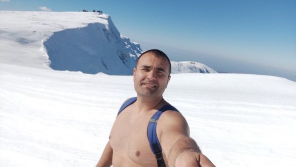 ПО СНЕГУ И МИНУСУ САМО У ШОРТСУ: Владимир Стевановић пркоси природи - осваја планинске врхове, медитира у леденим рекама и језерима (ФОТО) ПО СНЕГУ И МИНУСУ САМО У ШОРТСУ: Владимир Стевановић пркоси природи - осваја планинске врхове, медитира у леденим рекама и језерима (ФОТО)
