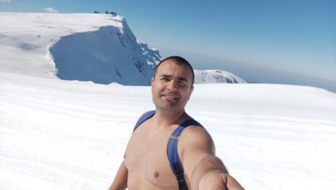PO SNEGU I MINUSU SAMO U ŠORTSU: Vladimir Stevanović prkosi prirodi - osvaja planinske vrhove, meditira u ledenim rekama i jezerima (FOTO) PO SNEGU I MINUSU SAMO U ŠORTSU: Vladimir Stevanović prkosi prirodi - osvaja planinske vrhove, meditira u ledenim rekama i jezerima (FOTO)