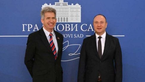 TRGOVINSKA RAZMENA PREMAŠILA MILIJARDU FUNTI GODIŠNJE: Sastanak gradonačelnika Novog Sada i ambasadora Velike Britanije TRGOVINSKA RAZMENA PREMAŠILA MILIJARDU FUNTI GODIŠNJE: Sastanak gradonačelnika Novog Sada i ambasadora Velike Britanije