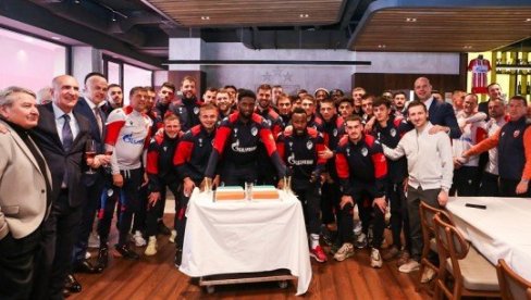VELIČANSTVEN DOČEK: Zvezda priredila koktel u čast Krasoa VELIČANSTVEN DOČEK: Zvezda priredila koktel u čast Krasoa