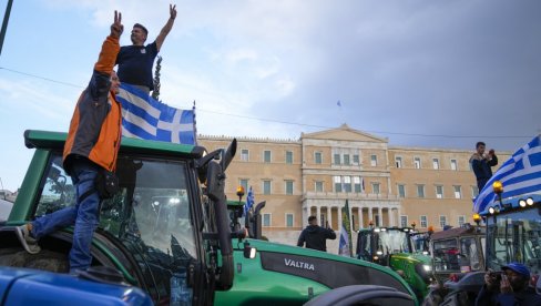 TRAKTORI STIGLI U ATINU: Nezadovoljni poljoprivrednici pred parlamentom, traže ispunjene svojih zahteva (FOTO)