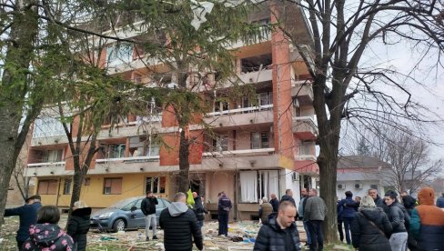 EKSPLOZIJA ŽENU BACILA SA TREĆEG SPRATA: Stravične slike sa mesta nesreće u Paraćinu, ima još povređenih? (FOTO) EKSPLOZIJA ŽENU BACILA SA TREĆEG SPRATA: Stravične slike sa mesta nesreće u Paraćinu, ima još povređenih? (FOTO)