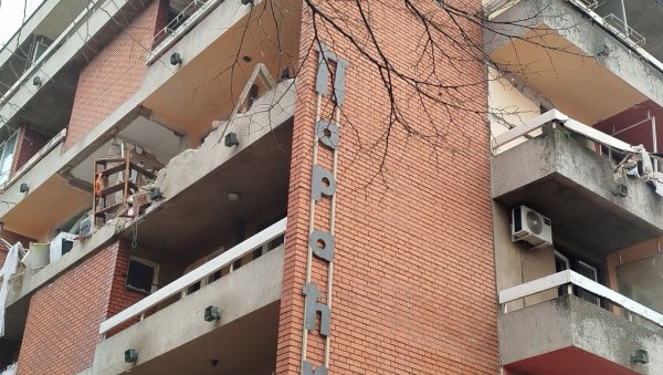 КРВАВУ ЈУ ЈЕ ОДВЕЗЛА ХИТНА ПОМОЋ: У стравичној експлозији у Параћину, тешко повређена још једна жена (ФОТО) КРВАВУ ЈУ ЈЕ ОДВЕЗЛА ХИТНА ПОМОЋ: У стравичној експлозији у Параћину, тешко повређена још једна жена (ФОТО)