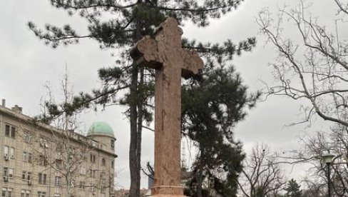 UREĐEN KRST KOD MALE PIJACE: Ekipe Čistoće i Zavoda zajedno uklonili grafite sa spomenika kulture kod Bristola UREĐEN KRST KOD MALE PIJACE: Ekipe Čistoće i Zavoda zajedno uklonili grafite sa spomenika kulture kod Bristola