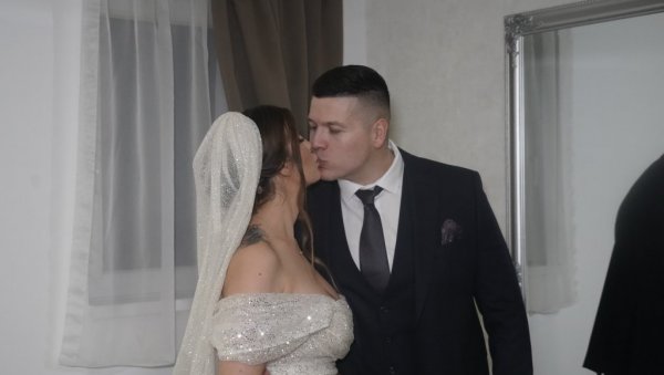 ВЕНЧАЛИ СЕ ЈЕЛЕНА И СЛОБА РАДАНОВИЋ: Прва изјава супружника (ФОТО/ВИДЕО) ВЕНЧАЛИ СЕ ЈЕЛЕНА И СЛОБА РАДАНОВИЋ: Прва изјава супружника (ФОТО/ВИДЕО)