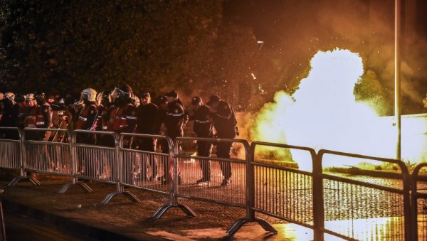 ХАОС У ТИРАНИ: Демонстранти бацали каменице на полицију, срушили гвоздену ограду око зграде владе (ФОТО) ХАОС У ТИРАНИ: Демонстранти бацали каменице на полицију, срушили гвоздену ограду око зграде владе (ФОТО)