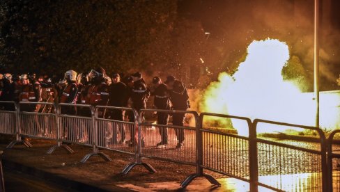 HAOS U TIRANI: Demonstranti bacali kamenice na policiju, srušili gvozdenu ogradu oko zgrade vlade (FOTO)