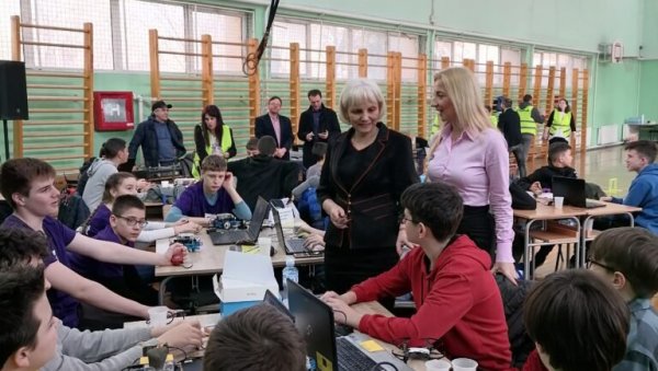 ШКОЛСКО ТАКМИЧЕЊЕ У ПРОГРАМИРАЊУ И УПРАВЉАЊУ ДРОНОВИМА У СМЕДЕРЕВУ: Основци „ Знањем за будућност ШКОЛСКО ТАКМИЧЕЊЕ У ПРОГРАМИРАЊУ И УПРАВЉАЊУ ДРОНОВИМА У СМЕДЕРЕВУ: Основци „ Знањем за будућност