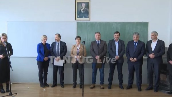 СВАКО МЕСТО И СЕЛО У СРБИЈИ ЈЕ ВАЖНО: Брнабићева - До 2025. сви да буду прикључени на брзи интернет СВАКО МЕСТО И СЕЛО У СРБИЈИ ЈЕ ВАЖНО: Брнабићева - До 2025. сви да буду прикључени на брзи интернет