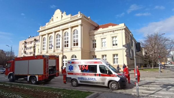 ДРАМА У СМЕДЕРЕВУ: Хитно евакуисана гимназија, стигла дојава о бомби (ВИДЕО) ДРАМА У СМЕДЕРЕВУ: Хитно евакуисана гимназија, стигла дојава о бомби (ВИДЕО)