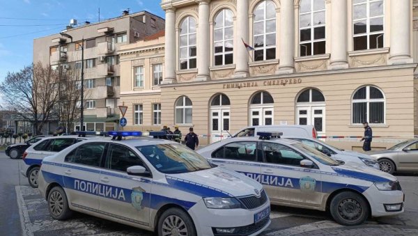 У ТОКУ ПРЕГЛЕД ШКОЛЕ: Због дојаве о бомби евакуисана Гимназија у Смедереву (ФОТО/ВИДЕО) У ТОКУ ПРЕГЛЕД ШКОЛЕ: Због дојаве о бомби евакуисана Гимназија у Смедереву (ФОТО/ВИДЕО)