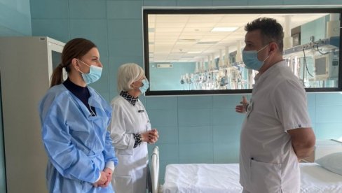 JOŠ JEDNA MAGENTNA REZONANCA STIŽE U KCV Radojević Škodrić: Zahvljujući tome ukinuće se liste čekanja (FOTO) JOŠ JEDNA MAGENTNA REZONANCA STIŽE U KCV Radojević Škodrić: Zahvljujući tome ukinuće se liste čekanja (FOTO)