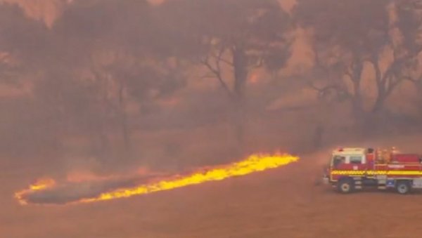 ЕВАКУИСАНО ВИШЕ ОД 2.000 ХИЉАДЕ ЉУДИ: Пожари бесне Аустралијом, очекују се да ситуација буде још гора (ВИДЕО)