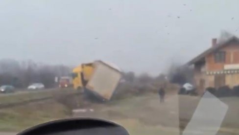 PRELETEO PREKO ŠINA I ZAMALO ZAVRŠIO LJUDIMA U KUĆI: Jeziva saobraćajka kod Trstenika (VIDEO)