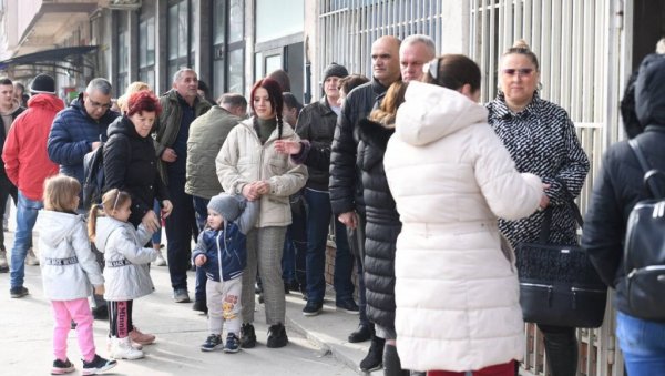 КРИТИЧНО НА СЕВЕРУ КОСОВА: Мајке са децом чекају у редовима, нема динара за исплату помоћи - Од чега да купимо млеко? КРИТИЧНО НА СЕВЕРУ КОСОВА: Мајке са децом чекају у редовима, нема динара за исплату помоћи - Од чега да купимо млеко?