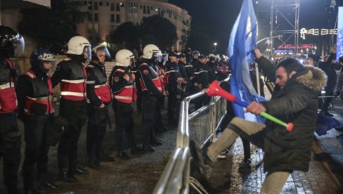 RAMU OPTUŽUJU ZA KORUPCIJU: U glavnom gradu Albanije deo opozicije sa svojim pristalicama održao protest protiv aktuelne vlade RAMU OPTUŽUJU ZA KORUPCIJU: U glavnom gradu Albanije deo opozicije sa svojim pristalicama održao protest protiv aktuelne vlade