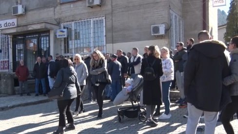 PROSVETARI U ŠTRPCU I DALJE NA MUKAMA, NE MOGU PODIĆI PLATE: Svi mi imamo malu decu i treba ih prehraniti, a to nije moguće... (VIDEO)