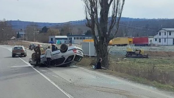 АУТОМОБИЛ ЗАВРШИО НА КРОВУ: Тешка саобраћајна несрећа код Ритопека (ФОТО/ВИДЕО)