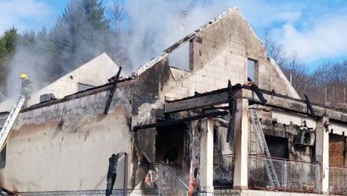 IZGORELA KUĆA U IVANJICI Potresen vlasnik za Novosti: Ostali su samo goli i garavi zidovi IZGORELA KUĆA U IVANJICI Potresen vlasnik za Novosti: Ostali su samo goli i garavi zidovi