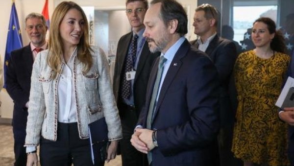 ЂЕДОВИЋ О ЕНЕРГЕТСКОМ СЕКТОРУ СА ПРЕДСТАВНИЦИМА ЕК: Имамо јасан план неопходних инвестиција (ФОТО) ЂЕДОВИЋ О ЕНЕРГЕТСКОМ СЕКТОРУ СА ПРЕДСТАВНИЦИМА ЕК: Имамо јасан план неопходних инвестиција (ФОТО)