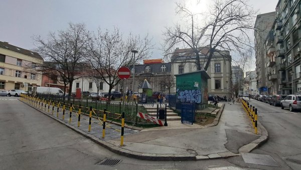 СРЕЂЕНО ИГРАЛИШТЕ НА КОПИТАРЕВОЈ ГРАДИНИ: Малишани добили нов мобилијар за игру СРЕЂЕНО ИГРАЛИШТЕ НА КОПИТАРЕВОЈ ГРАДИНИ: Малишани добили нов мобилијар за игру