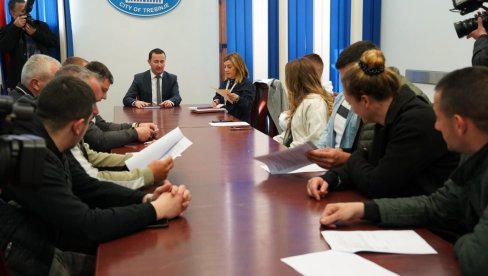 LAKŠE DO KROVA NAD GLAVOM: GradTrebinje potpisao ugovore sa deset porodica LAKŠE DO KROVA NAD GLAVOM: GradTrebinje potpisao ugovore sa deset porodica