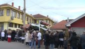 ZDRAVSTVENI RADNICI ISPRED POŠTE U GRAČANICI: Ugrožena nam je egzistencija, pacijenti posebno pogođeni ZDRAVSTVENI RADNICI ISPRED POŠTE U GRAČANICI: Ugrožena nam je egzistencija, pacijenti posebno pogođeni