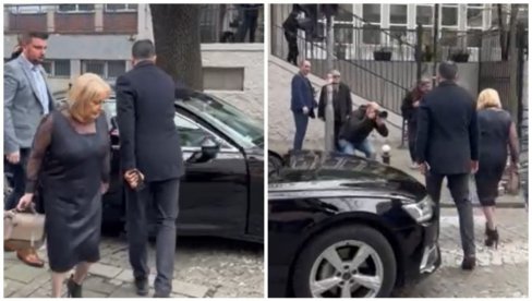 NAKON ŠTO JE KOD OSMAKA PRONAĐEN NOŽ: Slavica Đukić Dejanović stigla u Osnovnu školu „Vladislav Ribnikar“ (FOTO/VIDEO) NAKON ŠTO JE KOD OSMAKA PRONAĐEN NOŽ: Slavica Đukić Dejanović stigla u Osnovnu školu „Vladislav Ribnikar“ (FOTO/VIDEO)