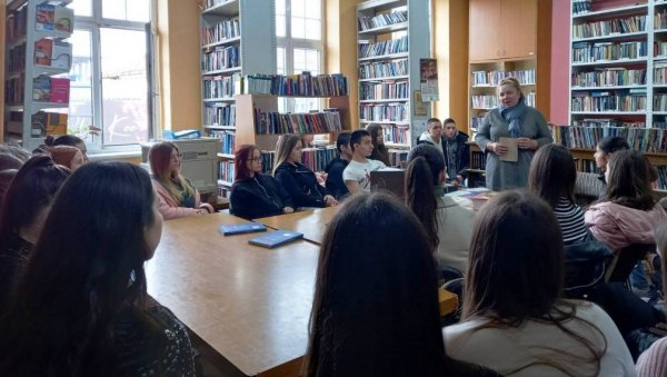 ОБЕЛЕЖИЛИ ДАН МАТЕРЊЕГ ЈЕЗИКА: Представљање књига Лингвистичке секције у параћинској библиотеци ОБЕЛЕЖИЛИ ДАН МАТЕРЊЕГ ЈЕЗИКА: Представљање књига Лингвистичке секције у параћинској библиотеци
