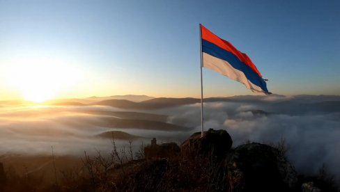 NEMA PREDAJE U ZVEČANU:  Srpska trobojka se ponovo vijori na srednjovekovnoj tvrđavi (FOTO)
