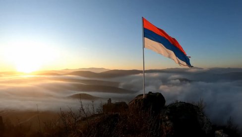 NEMA PREDAJE U ZVEČANU: Srpska trobojka se ponovo vijori na srednjovekovnoj tvrđavi (FOTO) NEMA PREDAJE U ZVEČANU: Srpska trobojka se ponovo vijori na srednjovekovnoj tvrđavi (FOTO)