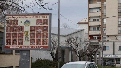 БИЛБОРДИ НА ПОНОС: Широм Вршца освануле фотографије свих ђака генерације БИЛБОРДИ НА ПОНОС: Широм Вршца освануле фотографије свих ђака генерације