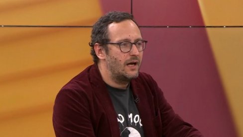 SRPSKE ZASTAVE STVARAJU NAPETU ATMOSFERU Ponovo skandal na Šolakovoj televiziji (VIDEO) SRPSKE ZASTAVE STVARAJU NAPETU ATMOSFERU Ponovo skandal na Šolakovoj televiziji (VIDEO)