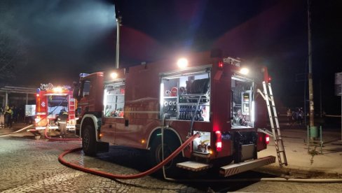POŽAR U ČAČKU: Vatra se brzo proširila na krovnu konstrukciju - svi radnici su odmah evakuisani