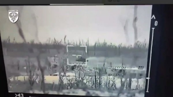 ПОЈАВИО СЕ СНИМАК НЕУНИШТИВОГ ТЕНКА: Т-90 преживео два директна поготка из АТГМ Стугна-П и удар дрона и наставио мисију (ВИДЕО) ПОЈАВИО СЕ СНИМАК НЕУНИШТИВОГ ТЕНКА: Т-90 преживео два директна поготка из АТГМ Стугна-П и удар дрона и наставио мисију (ВИДЕО)